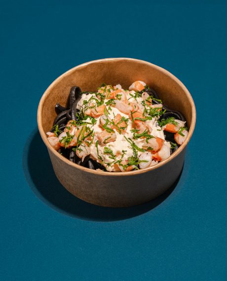 Tagliatelles à l'encre de seiche, crème de coquillages